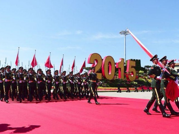 Beacon Machine ve el desfile militar del 80 aniversario